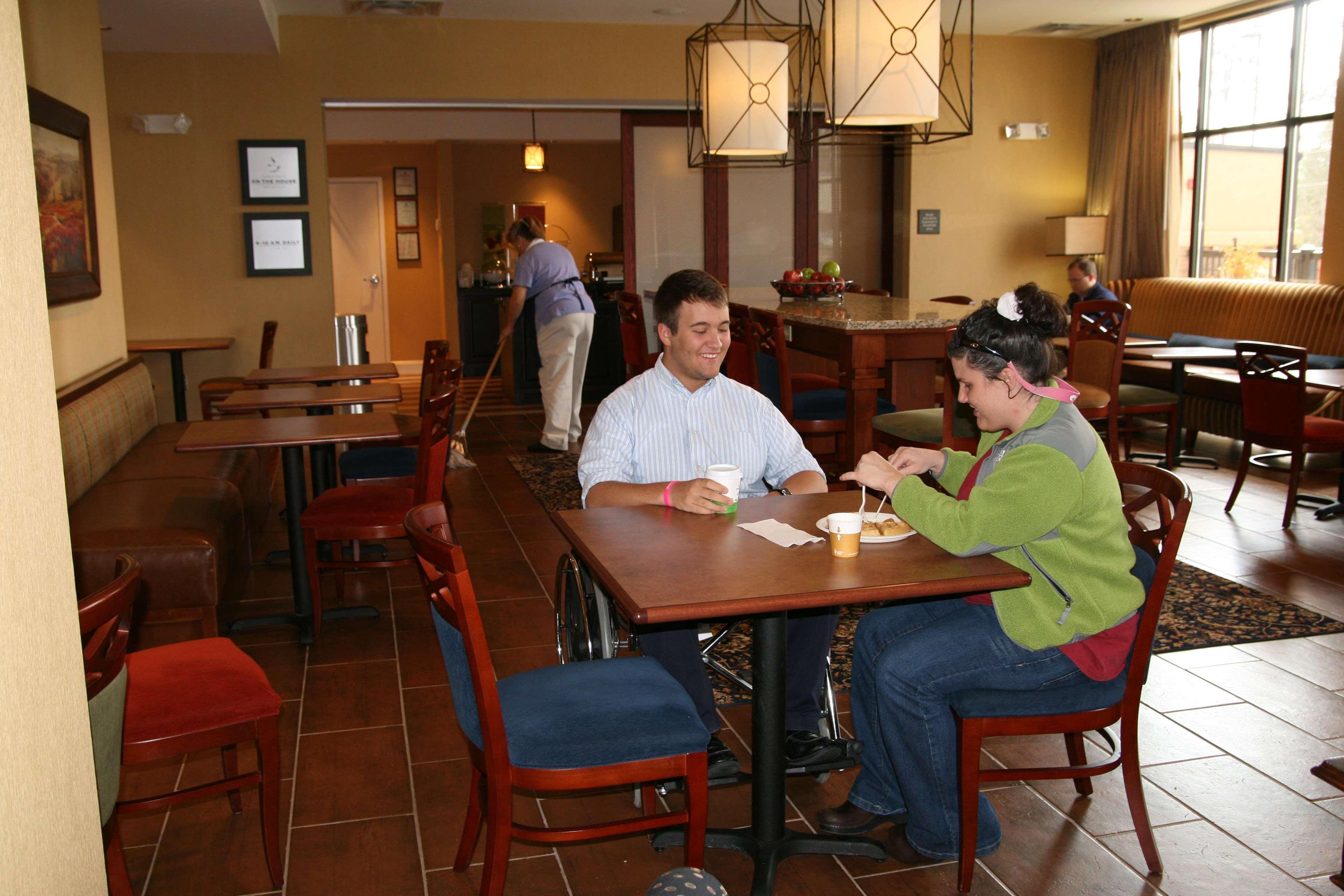 Hampton Inn Jackson-College Avenue Ресторан фото