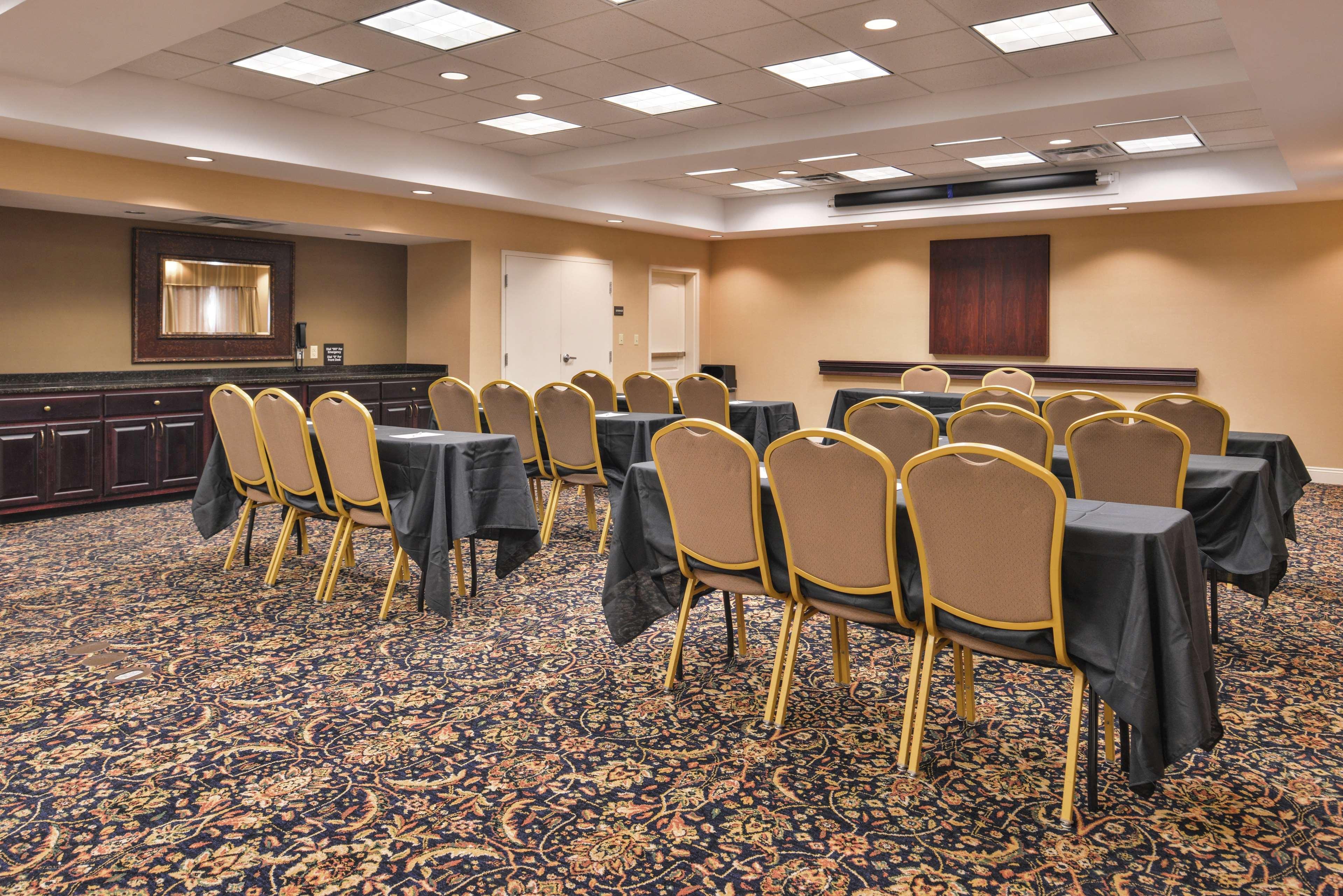 Hampton Inn Jackson-College Avenue Экстерьер фото