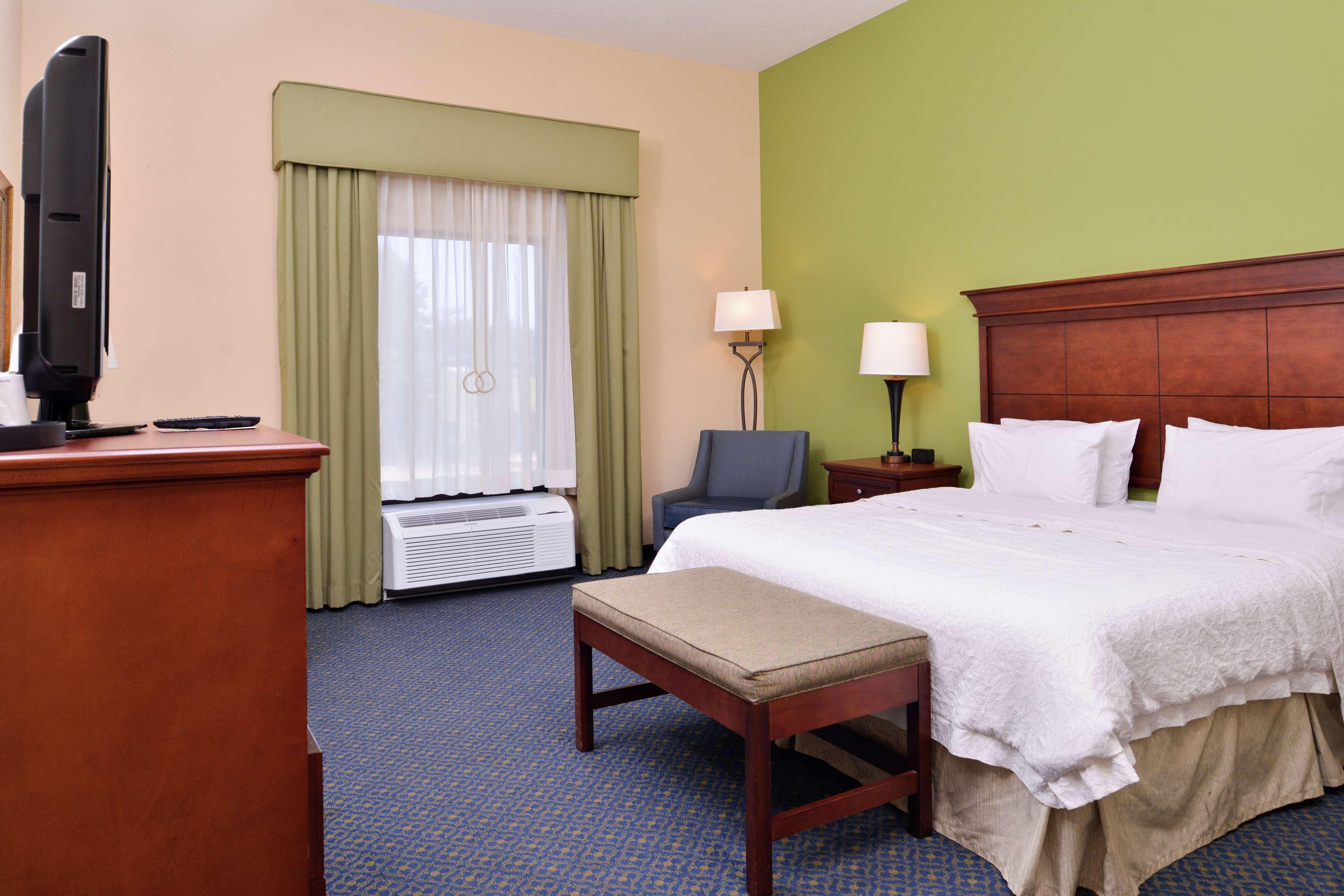 Hampton Inn Jackson-College Avenue Экстерьер фото