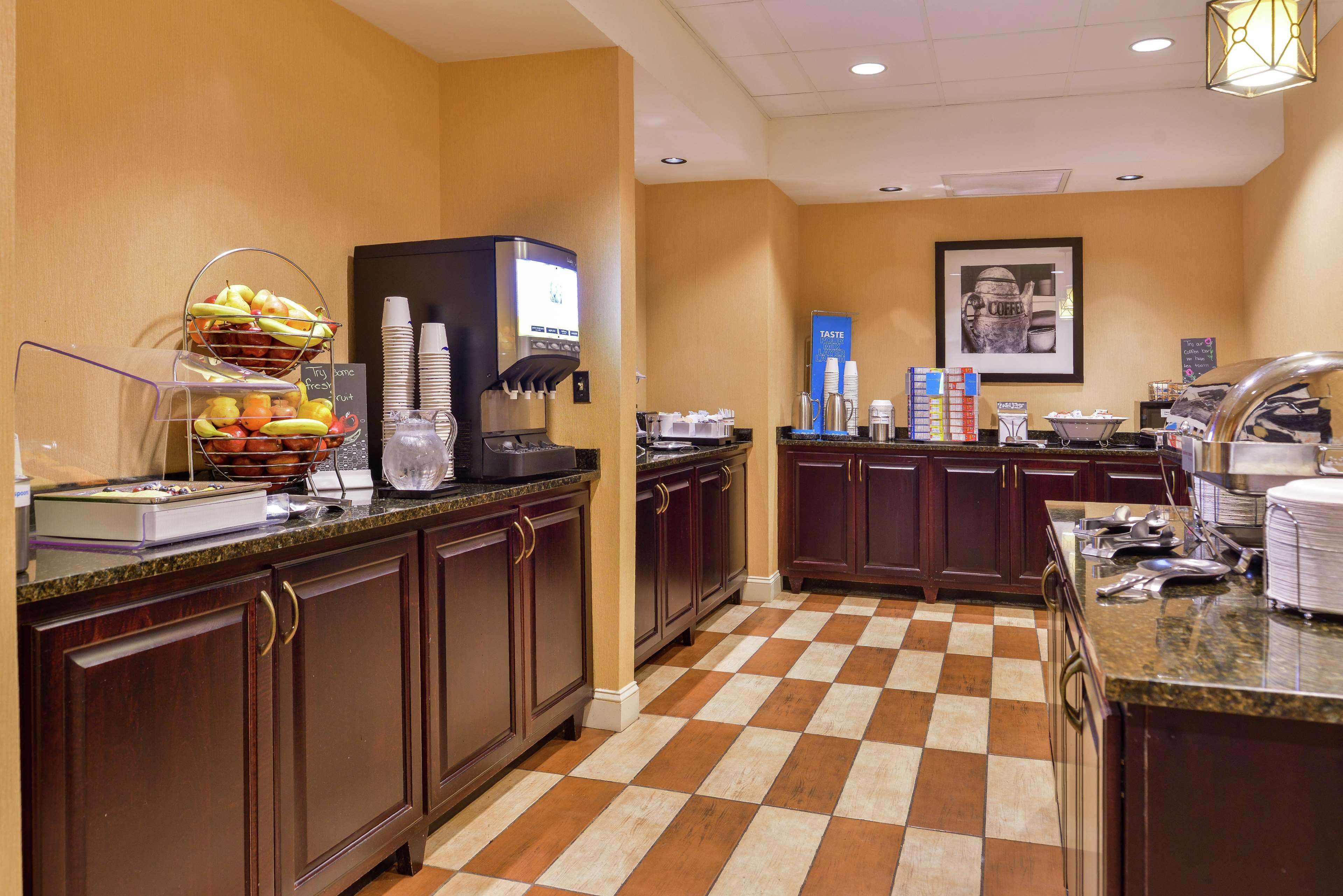 Hampton Inn Jackson-College Avenue Экстерьер фото
