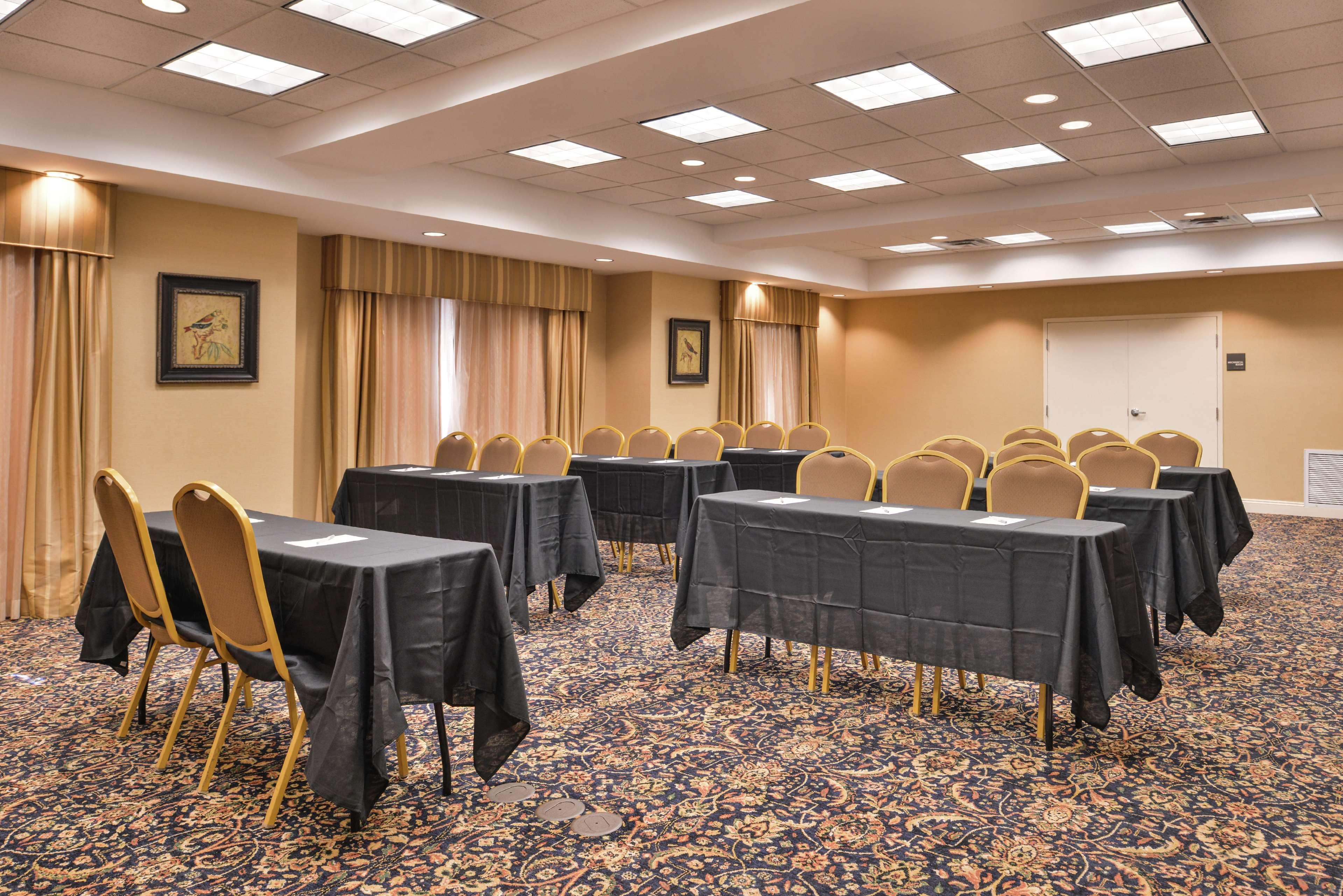 Hampton Inn Jackson-College Avenue Экстерьер фото