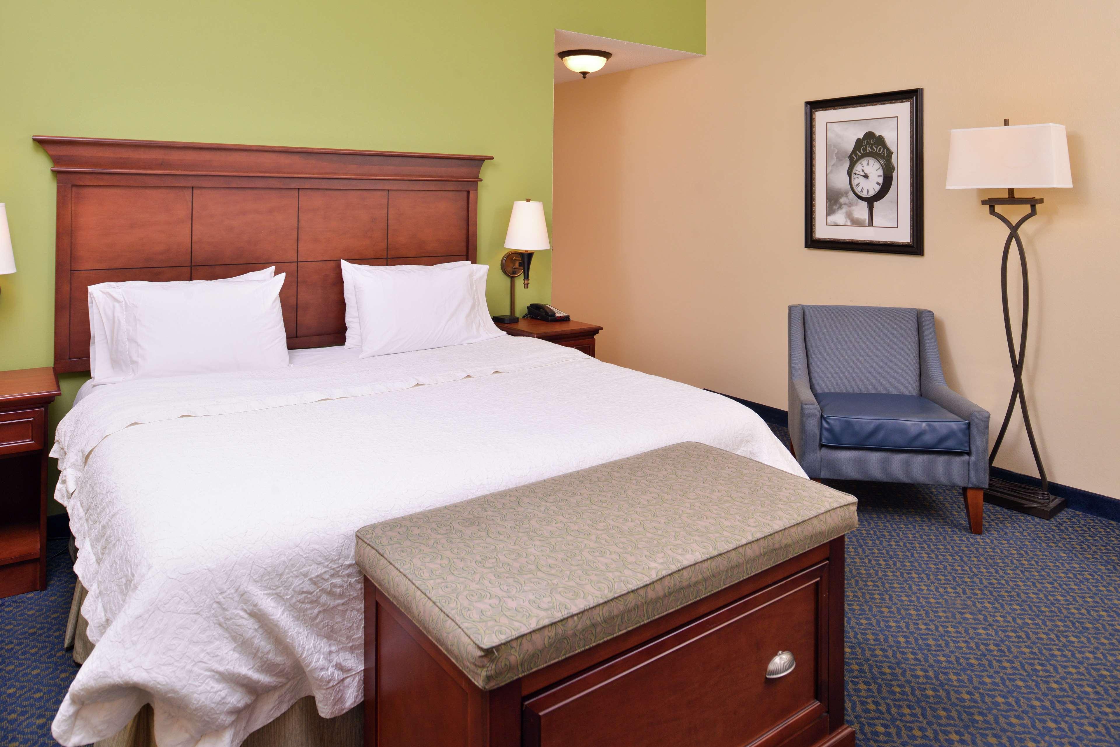 Hampton Inn Jackson-College Avenue Экстерьер фото