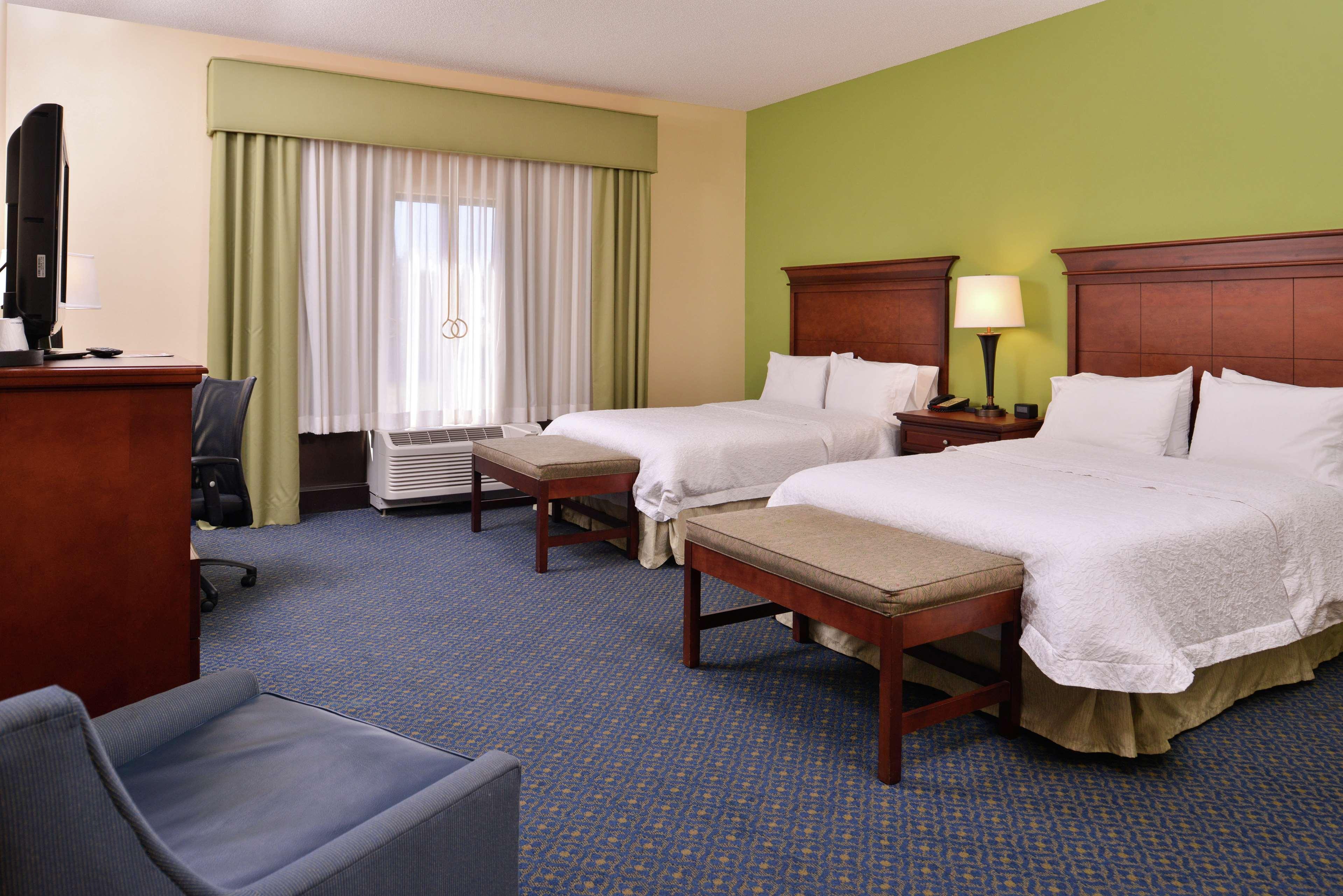 Hampton Inn Jackson-College Avenue Экстерьер фото