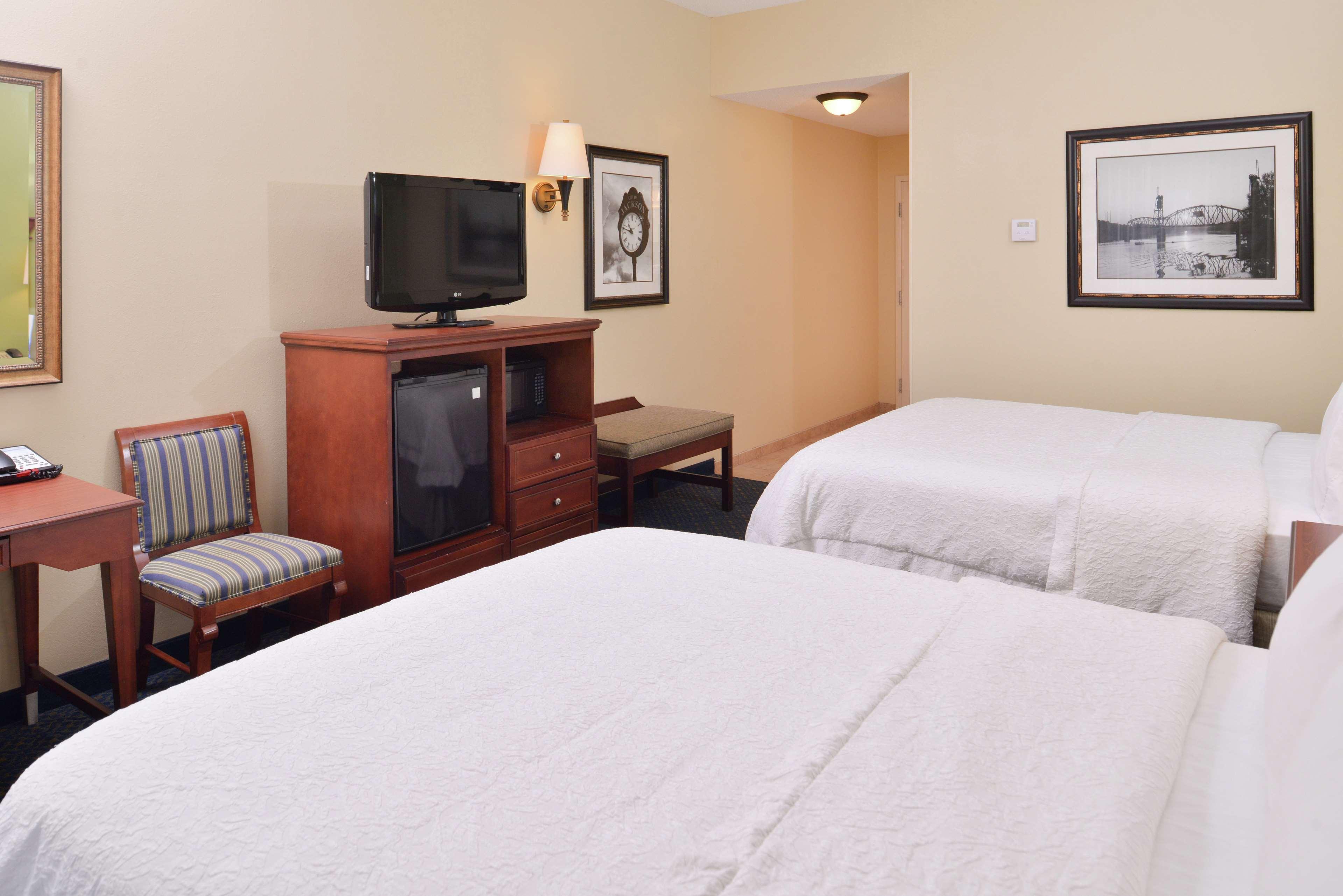 Hampton Inn Jackson-College Avenue Экстерьер фото