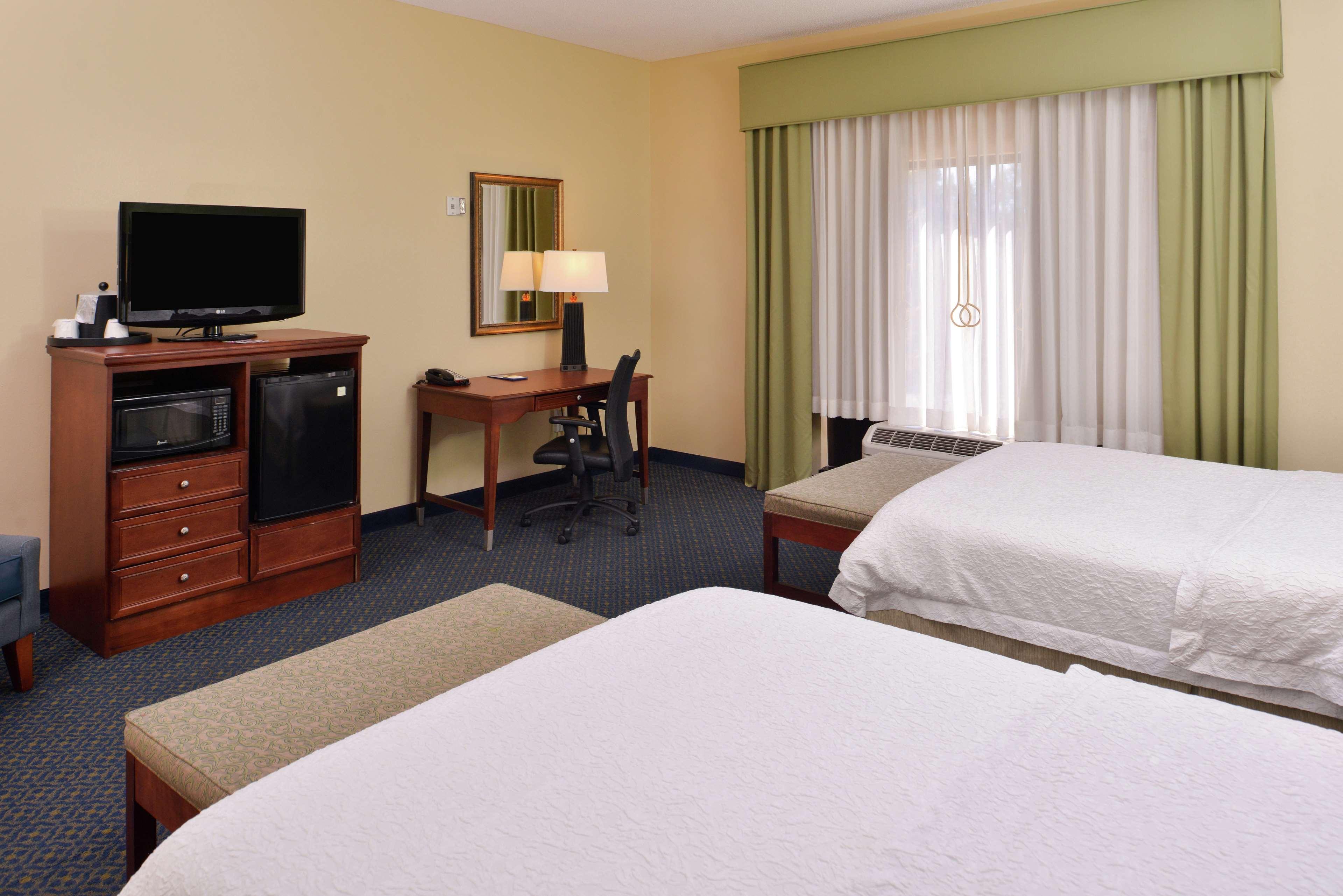Hampton Inn Jackson-College Avenue Экстерьер фото