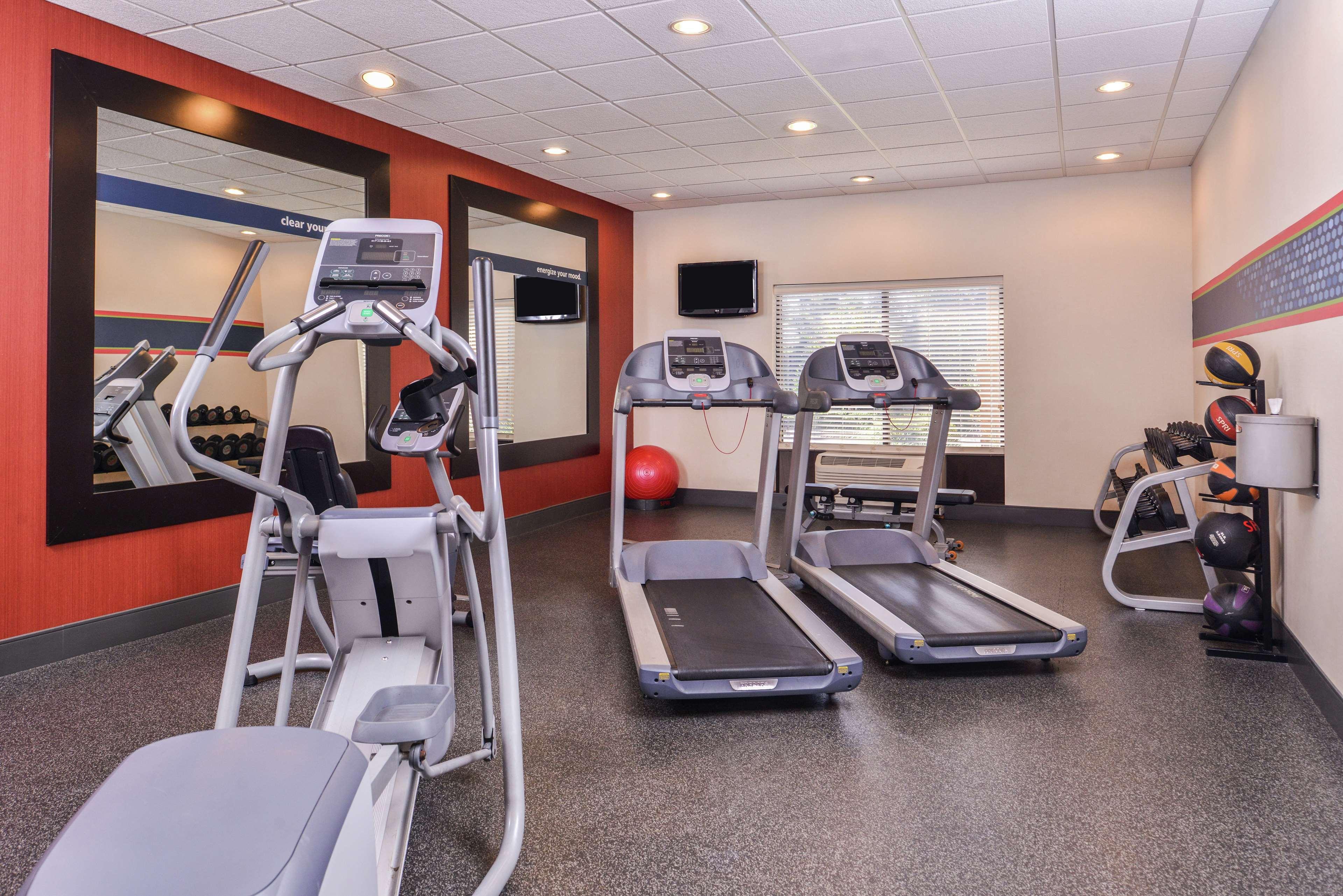 Hampton Inn Jackson-College Avenue Экстерьер фото