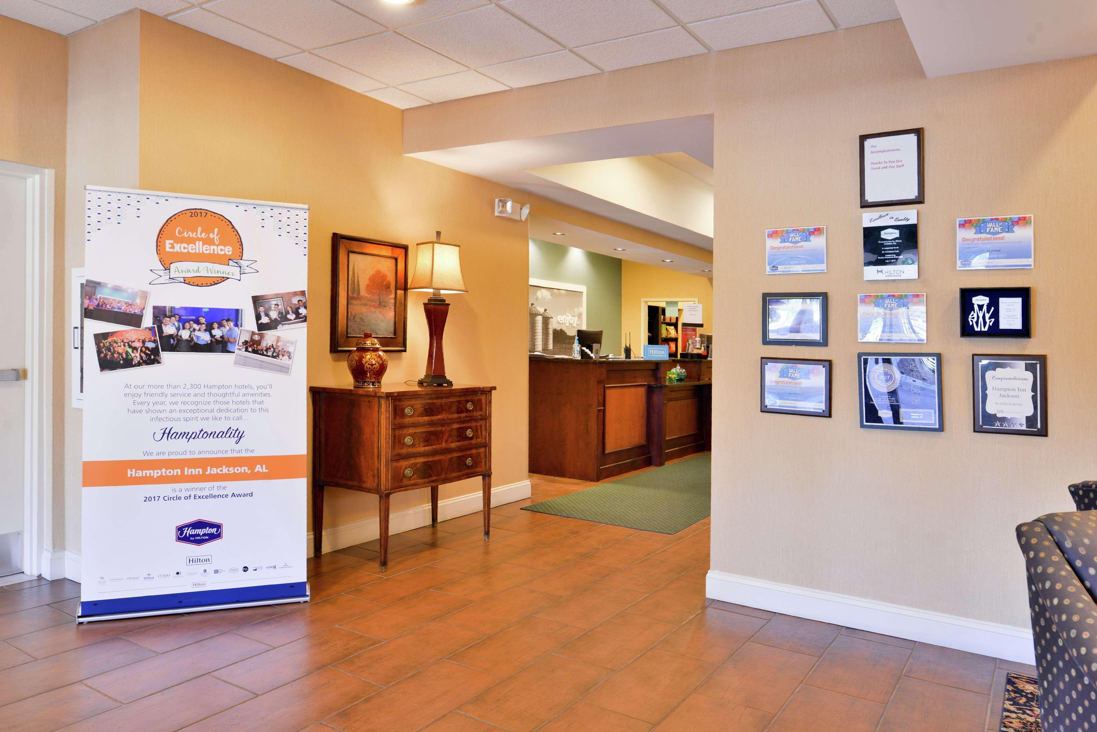 Hampton Inn Jackson-College Avenue Экстерьер фото